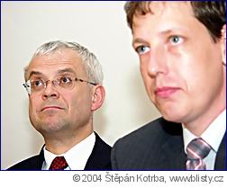 Vladimír Špidla a Stanislav Gross na tiskové konferenci po zasedání ÚVV ČSSD - foto: Š. Kotrba