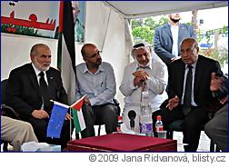 Poslanci Fatahu a Hamásu (vlevo místopředseda palestinského parlamentu Dr. Ahmad M. Bahar, Hamás)