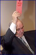 To není červená karta, to je jen stranický hlasovací lístek v rukou ex-ministra Peltráma...